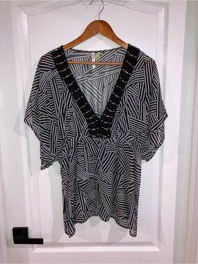 Spicysugar Black & White Geometric Lines Sheer Beach Cover Up - size XL